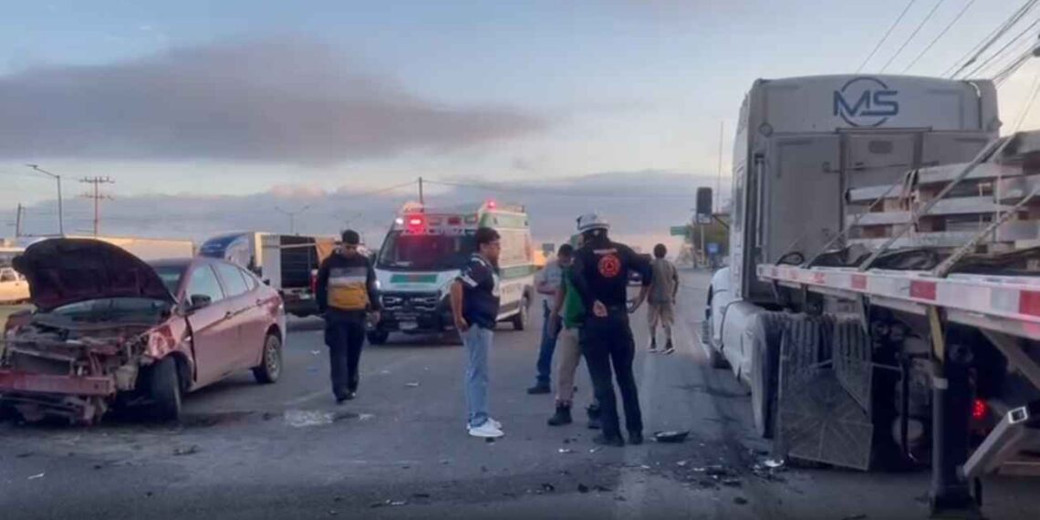 Tráiler y vehículo chocan en la Autopista a Laredo en Ciénega de Flores, NL; hay 3 heridos