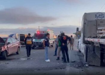 Tráiler y vehículo chocan en la Autopista a Laredo en Ciénega de Flores, NL; hay 3 heridos
