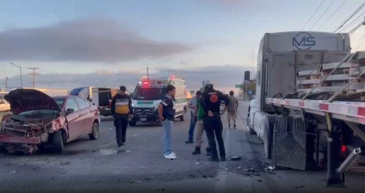 Tráiler y vehículo chocan en la Autopista a Laredo en Ciénega de Flores, NL; hay 3 heridos