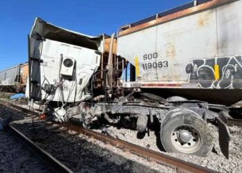 Trailero fallece en Salinas Victoria