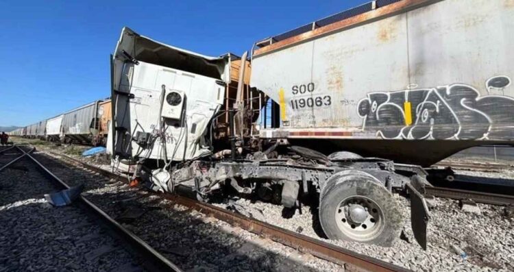 Trailero fallece en Salinas Victoria