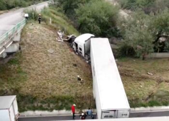Trailero queda prensado tras chocar contra el talud de un puente en Escobedo, Nuevo León