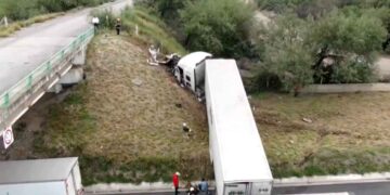Trailero queda prensado tras chocar contra el talud de un puente en Escobedo, Nuevo León