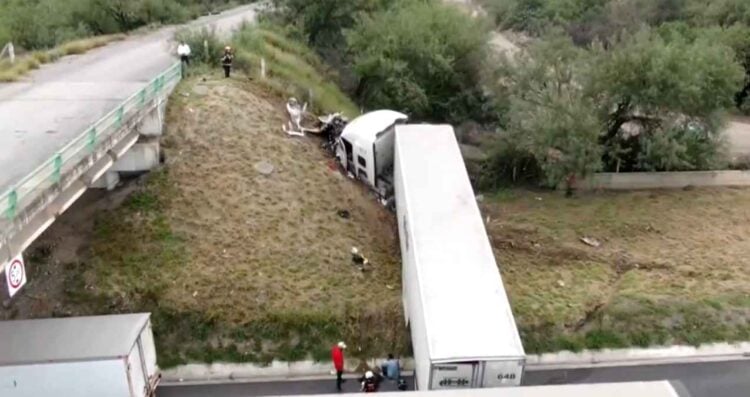 Trailero queda prensado tras chocar contra el talud de un puente en Escobedo, Nuevo León