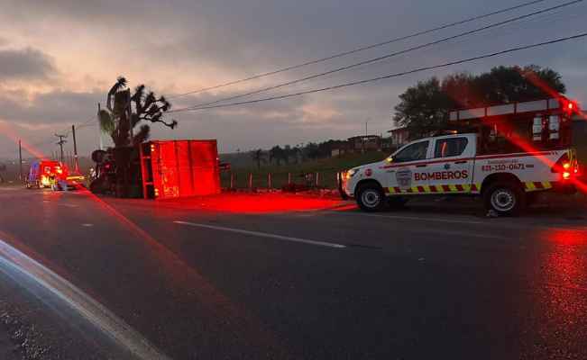 Trailero sufre accidente en la Carretera Nacional de Linares a Monterrey