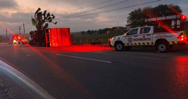 Trailero sufre accidente en la Carretera Nacional de Linares a Monterrey