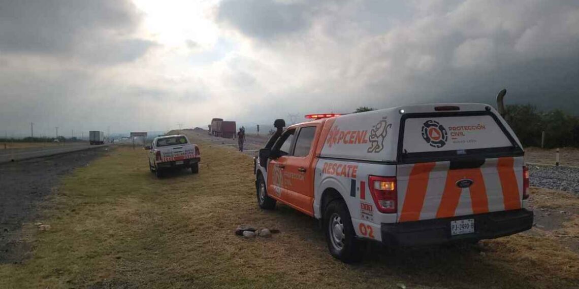 Trailero utiliza rampa de emergencia tras quedarse sin frenos en la carretera libre Monterrey-Saltillo