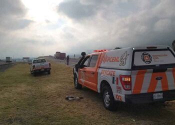 Trailero utiliza rampa de emergencia tras quedarse sin frenos en la carretera libre Monterrey-Saltillo