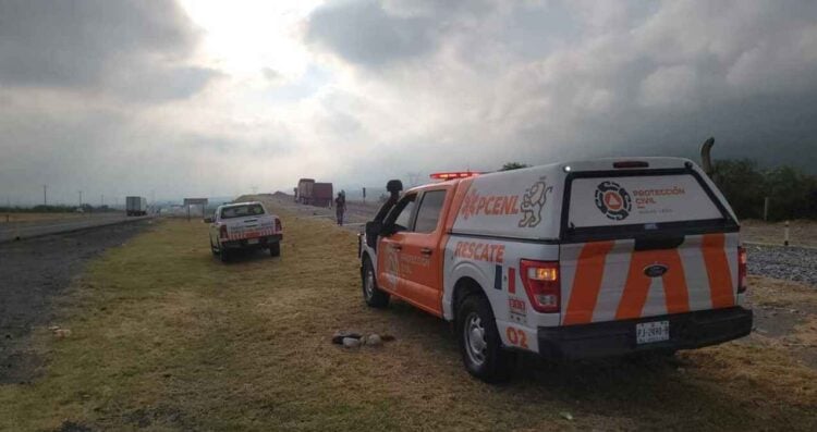 Trailero utiliza rampa de emergencia tras quedarse sin frenos en la carretera libre Monterrey-Saltillo