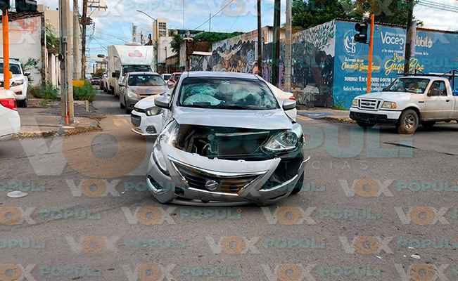 Ven semáforo en verde de céntrico bulevar y protagonizan accidente vial con una lesionada en Cd. Victoria, Tamaulipas