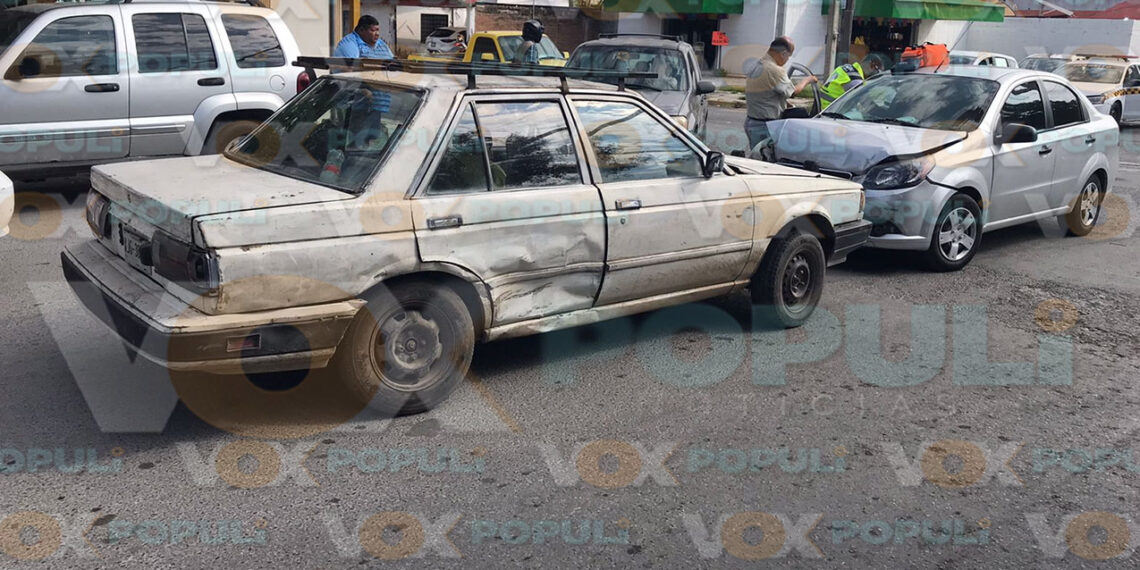 Ven semáforo en verde y chocan en cruce de Ciudad Victoria, Tamaulipas; hay lesionados
