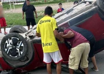personas golpes camioneta volcada Escobedo