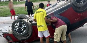 personas golpes camioneta volcada Escobedo
