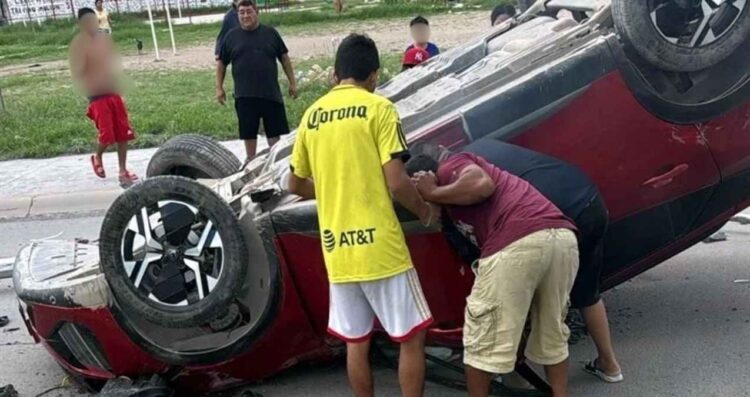 personas golpes camioneta volcada Escobedo