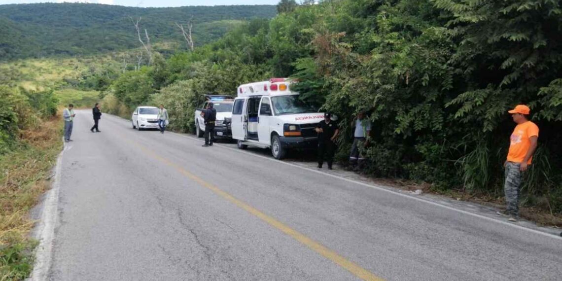 Vuelca camión en Nuevo Morelos