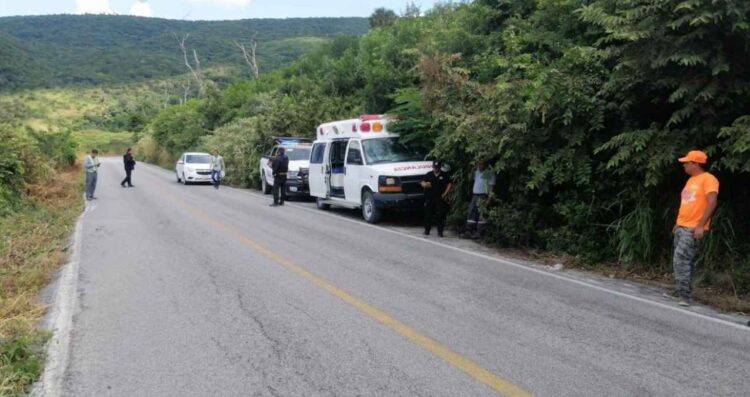 Vuelca camión en Nuevo Morelos
