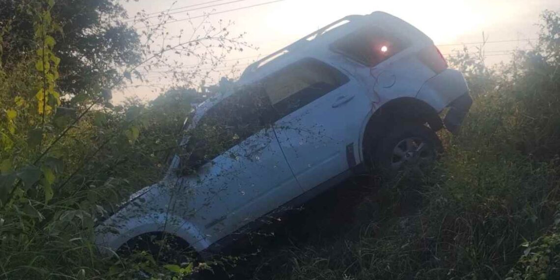 Vuelca camioneta en Padilla