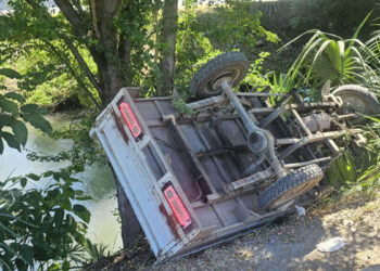 Vuelca trimoto con carga de fruta a canal en El Mante, Tamaulipas