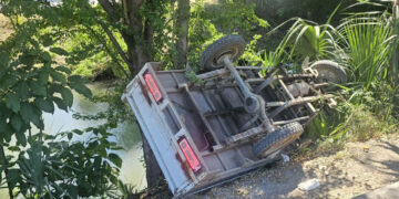 Vuelca trimoto con carga de fruta a canal en El Mante, Tamaulipas