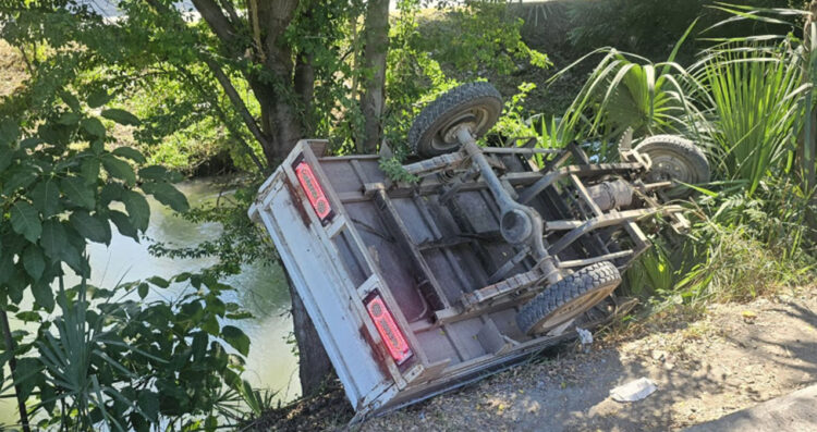 Vuelca trimoto con carga de fruta a canal en El Mante, Tamaulipas