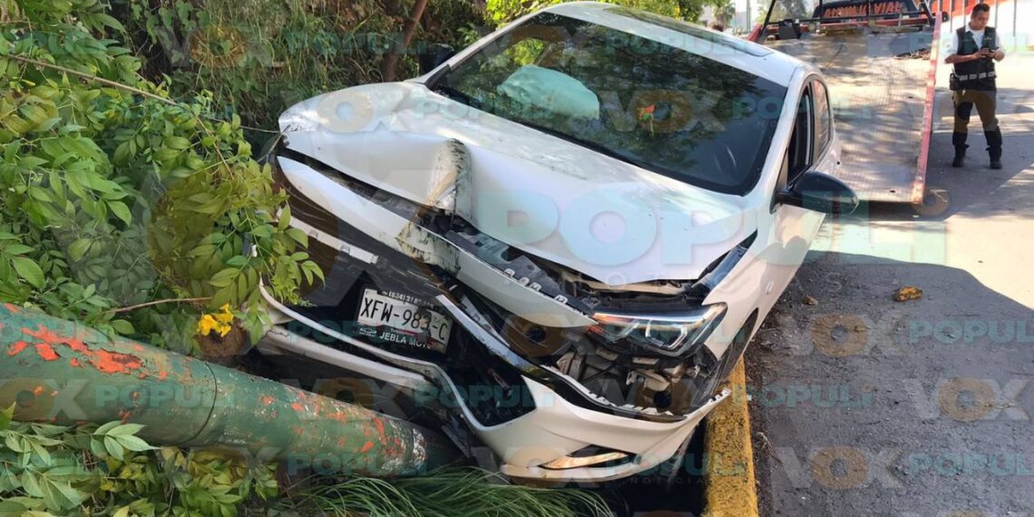 accidente derriba luminaria en ciudad victoria