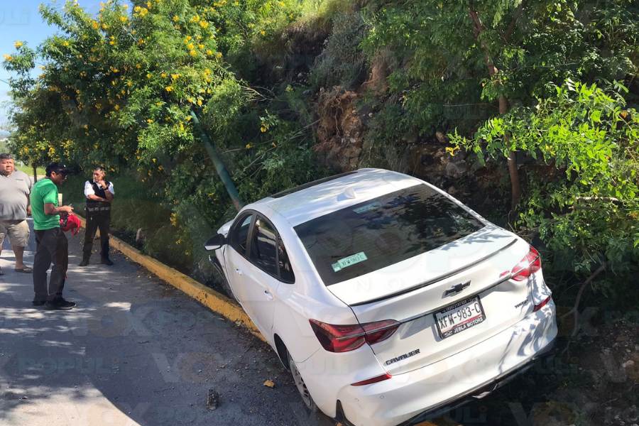 accidente derriba luminaria en ciudad victoria