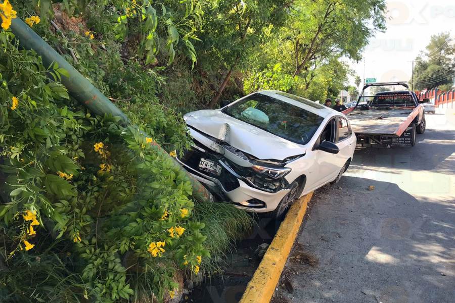 accidente derriba luminaria en ciudad victoria