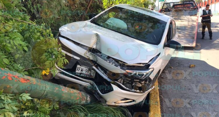 accidente derriba luminaria en ciudad victoria