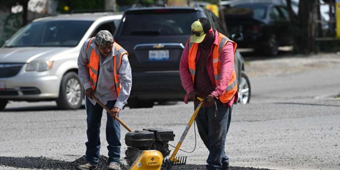 Después de las lluvias, ayuntamiento repara calles dañadas en Victoria, Tamaulipas