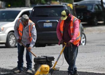 Después de las lluvias, ayuntamiento repara calles dañadas en Victoria, Tamaulipas