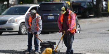 Después de las lluvias, ayuntamiento repara calles dañadas en Victoria, Tamaulipas