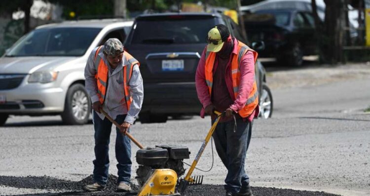 Después de las lluvias, ayuntamiento repara calles dañadas en Victoria, Tamaulipas