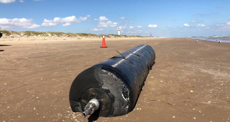 basura espacial en playa bagdad