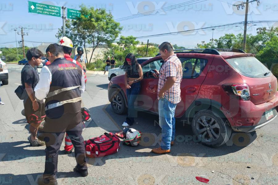 choque de motocicleta contra auto en victoria
