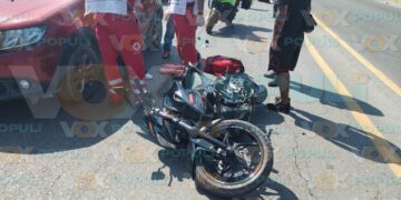 choque de motocicleta contra auto en victoria