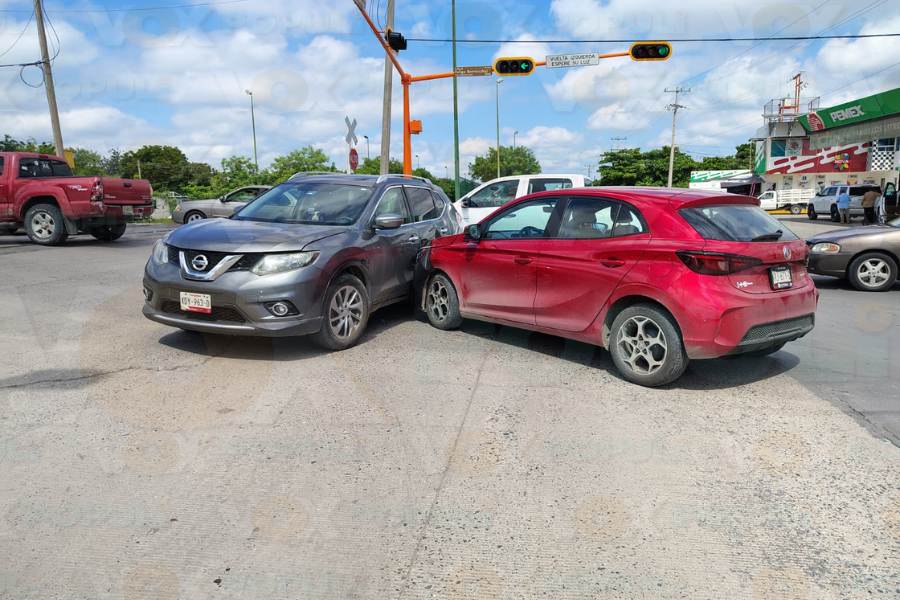 choque en cruce del eje vial en victoria
