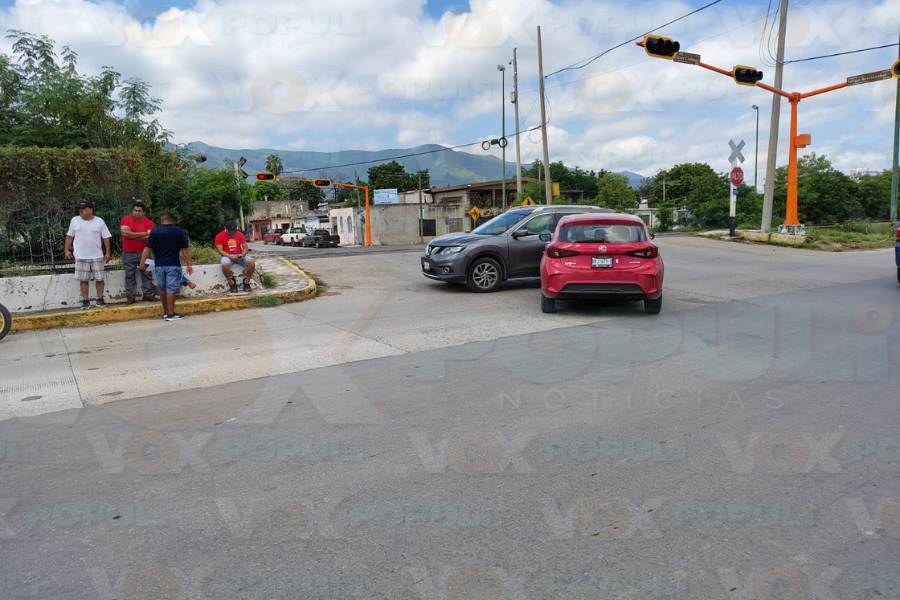 choque en cruce del eje vial en victoria