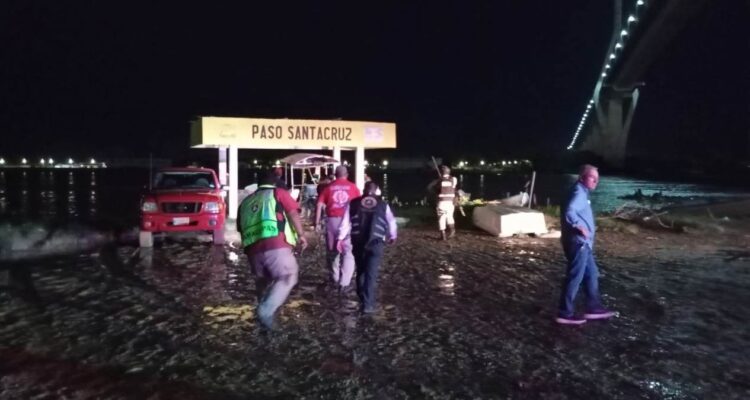 costales de arena en río Pánuco