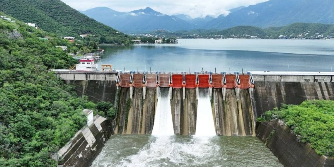 desfogue de la presa La Boca en Nuevo León