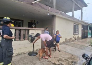 evacúan familias en ciudad madero