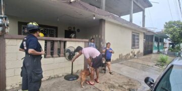 evacúan familias en ciudad madero