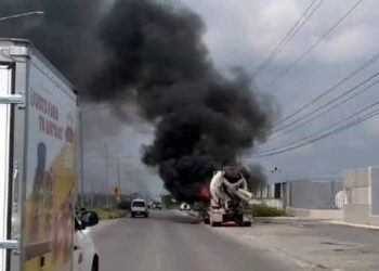 _incendio de camión en Salinas Victoria