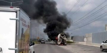 _incendio de camión en Salinas Victoria
