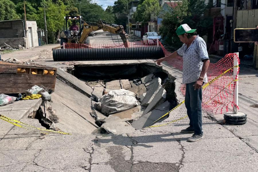 socavón en calle Otilio Álvarez