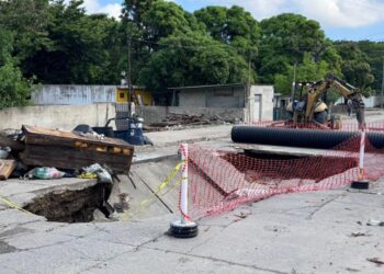 socavón en calle Otilio Álvarez