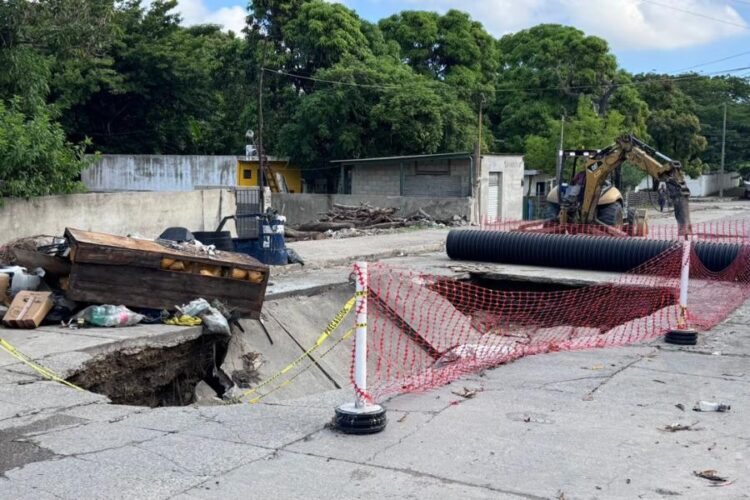 socavón en calle Otilio Álvarez