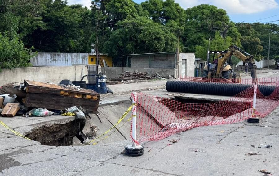 socavón en calle Otilio Álvarez