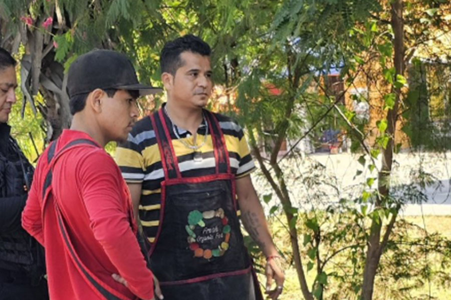 Vuelca trimoto con carga de fruta a canal en El Mante, Tamaulipas