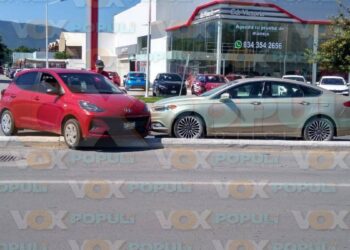 vehículo sobre divisor en ciudad victoria