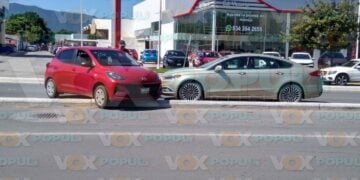 vehículo sobre divisor en ciudad victoria
